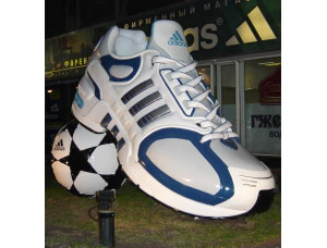 Рекламная скульптура кроссовок Adidas с мячом
